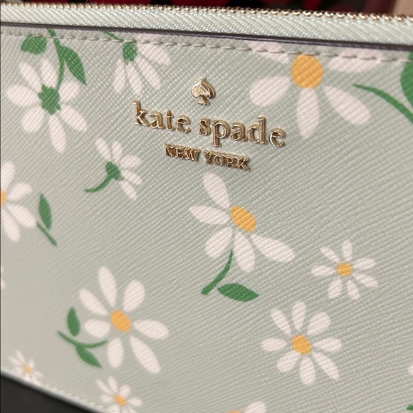 Kate Spade Lucy Day Tripper Daisy Medium L-Zip Wristlet EUC (MSRP $139) - Picture 4 of 17